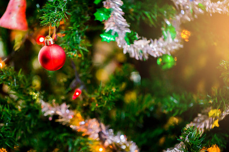 钢琴和闪亮的圣诞树圣诞节背景。 新年假期背景。