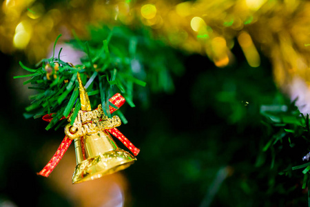 照耀钟和圣诞树作为圣诞节的背景。 新年假期背景。