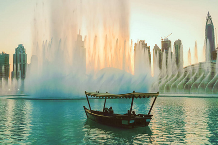 迪拜长廊歌唱喷泉的背景下的建筑