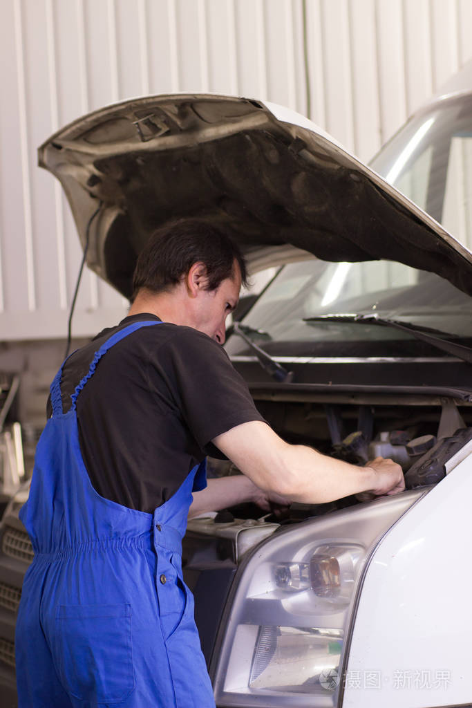 从事汽车服务和修理汽车的技师