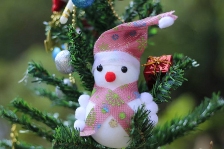 雪人在圣诞树上，在特殊的日子里有装饰品。