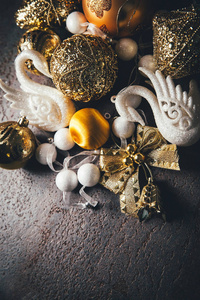 闪闪发光的圣诞2019背景与金色和白色装饰