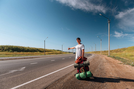 avtostop旅行的人搭便车.背包客上路照片