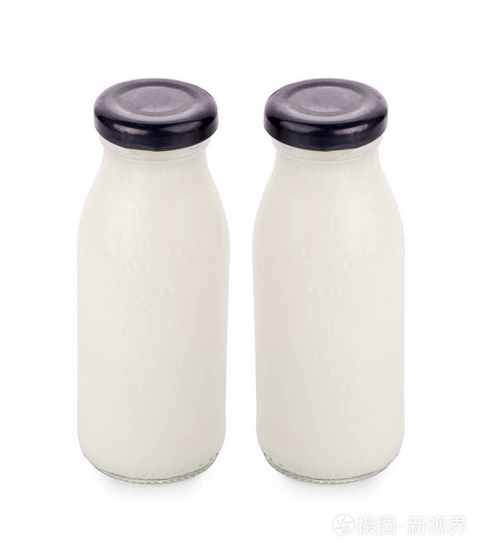 白色背景下分离的瓶中牛奶的风味