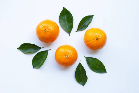 新鲜的橙色柑橘类水果，叶子分离在白色背景上。 顶部视图