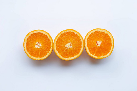 白色背景上分离的新鲜橙色柑橘果实。 顶部视图