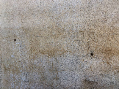 肮脏的污渍和开裂的白色墙壁作为背景纹理照片