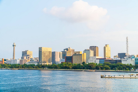 美丽的外部建筑和海洋塔在横滨市天际线日本