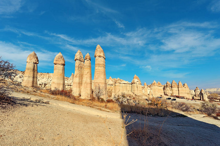 在土耳其卡帕多西亚地区的戈雷梅附近的爱谷中被称为仙女烟囱的岩层。