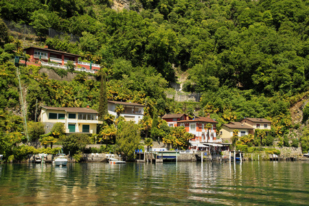 卢加诺湖上的海滨景观村。瑞士