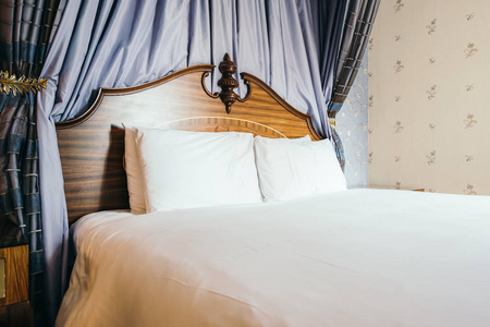 酒店卧室内部的床上装饰有漂亮舒适的白色枕头