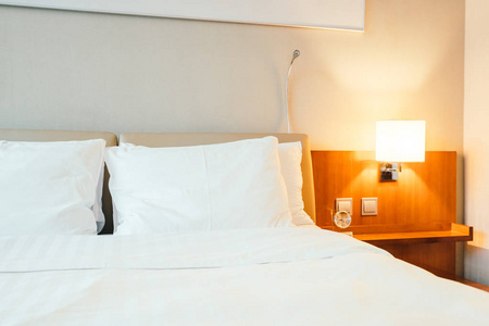 酒店卧室内部的床饰白色枕头图片