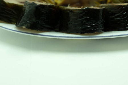 熏鱼鲭鱼白色背景欧米茄图片