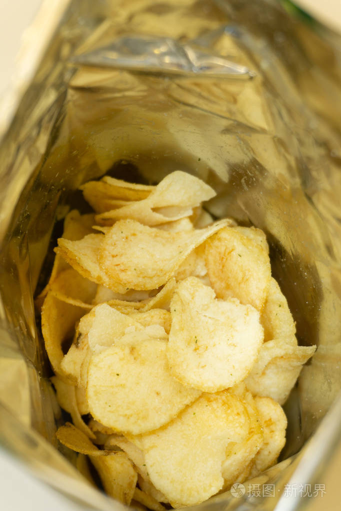 白色背景下的一堆马铃薯薯片