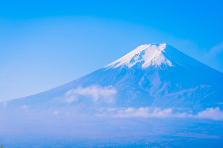 日本大林秋季枫叶树四周美丽的富士山景观，白云蓝天