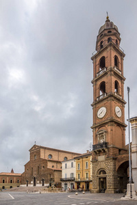 在意大利法恩扎自由之地的圣彼得大教堂，使徒和钟楼的景色