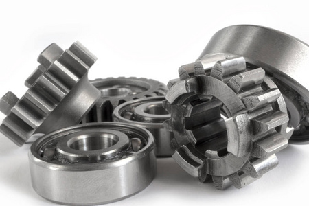 白色背景上的齿轮和轴承.照片