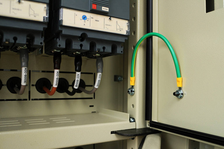 电气板门的安全接地连接照片