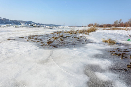 岸边的冰雪