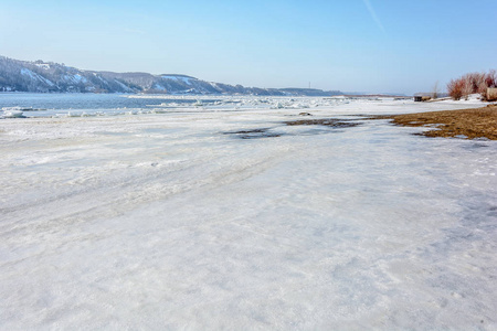 在冰上漂流过程中河上巨大的冰块