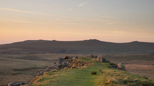 dartmoor废弃的foggintor采石场上美丽的风景日落图像，废墟和废弃的建筑物上充满柔和的阳光