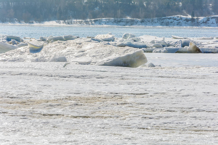 在冰上漂流过程中河上巨大的冰块