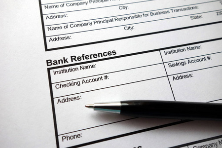 银行参考资料以商业信用申请表为标题，用钢笔填写