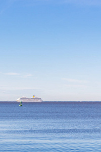 在芬兰湾航行的白色班轮