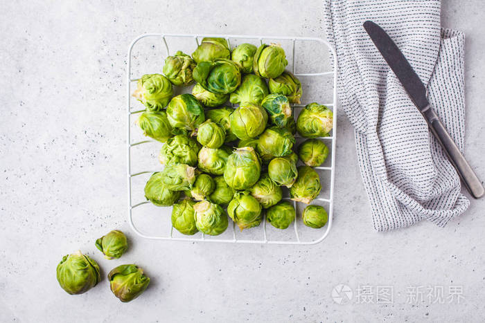 布鲁塞尔芽生在白色背景的顶部视图。 基于植物的饮食概念。