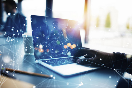 商人在办公室工作与笔记本电脑与互联网的影响.