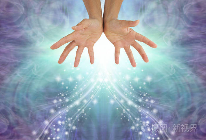 散发出冷却蓝色的能量,女性张开双手,在一缕飘渺的蓝色气体背景下