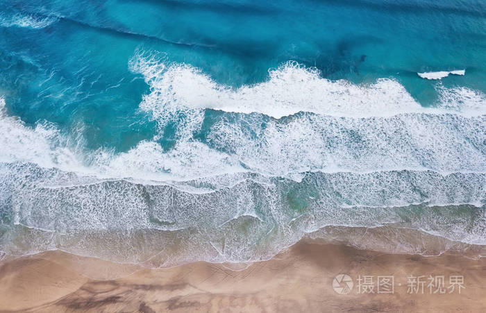 从顶部看绿松石水背景 夏天从空中海景 从无人机俯视.