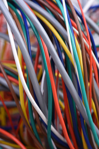 选择性聚焦计算机网络系统中电缆和电线的特写