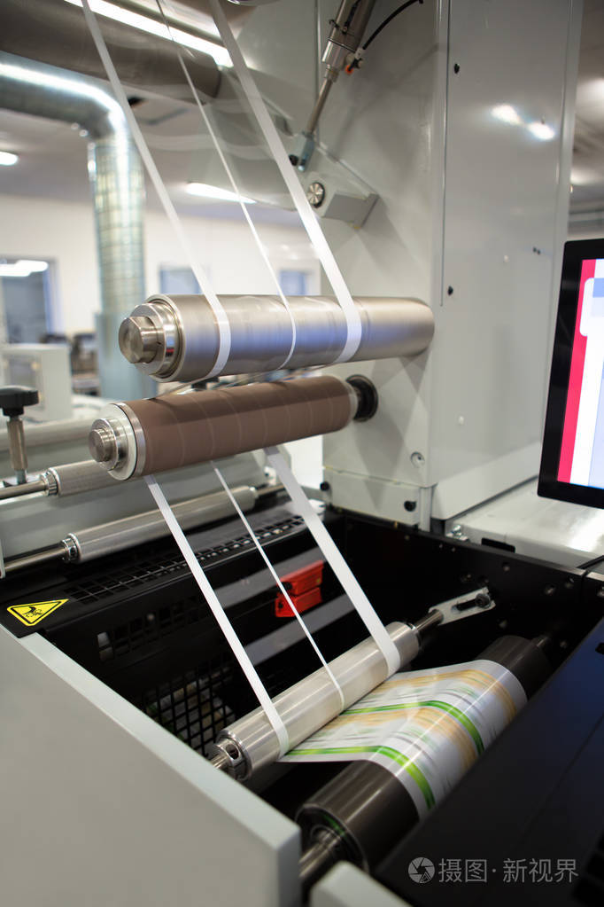 关闭标签制造在柔印机上在柔版印刷机上从粘合材料中去除基体废料或