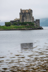 艾琳多南城堡在苏格兰薄雾中