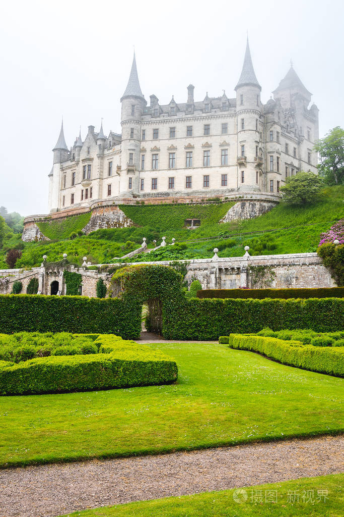 苏格兰薄雾中的邓罗宾城堡.