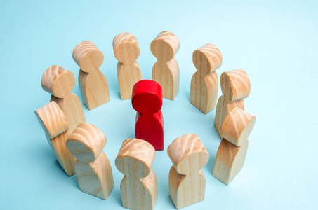 一群工人站在一个圈子里，听他们的导师领导或首席执行官的话。商业团队中的领导概念。 团队合作和商业战略发展。 提高团队效率