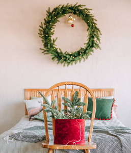 带有礼品盒和松针的绿色棕色米色圣诞派对乡村客房装饰