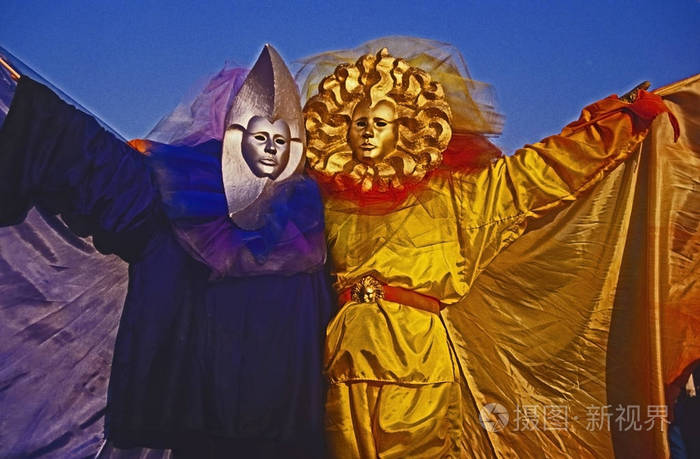 威尼斯狂欢节服装威尼斯意大利伊塔利昂 二月 在意大利威尼斯狂欢节上的令人叹为观止的服装 这是周的一部分 太阳和月亮穿着庆祝服照片 正版商用图片14scc8 摄图新视界