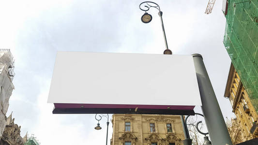 大型户外城市白色空白广告广告牌横幅标语模拟。孤立模板裁剪路径