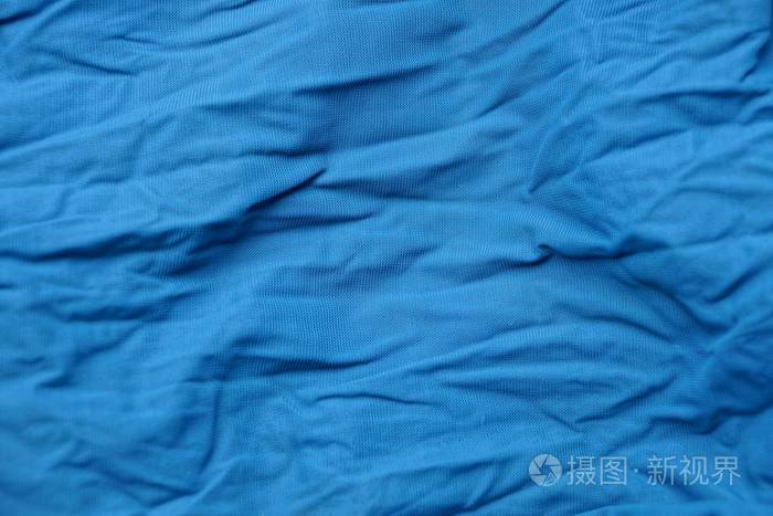 一件衣服上皱皱巴巴的布的蓝色纹理