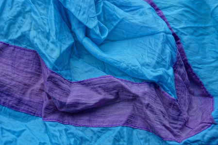 一块皱巴巴的布的红色蓝色背景照片