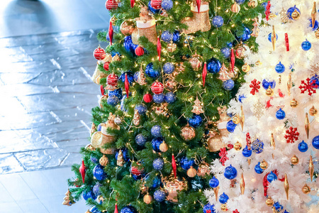 百货公司的圣诞树白色和绿色和新年装饰。