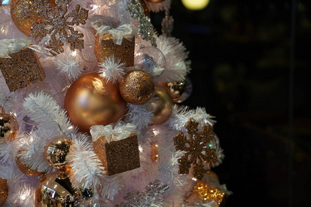 圣诞黄金主题装饰与蝴蝶结和礼品盒。