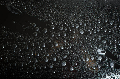 黑色背景雨宏的水滴