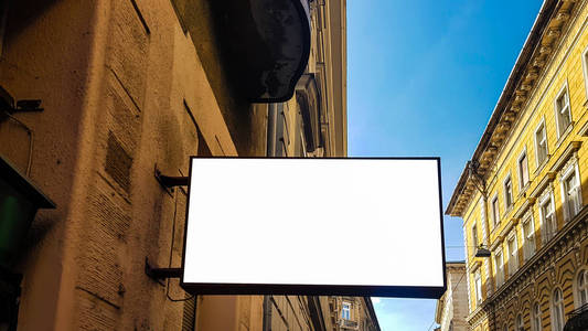 大型户外城市白色空白广告广告牌横幅标语模拟。隔离模板