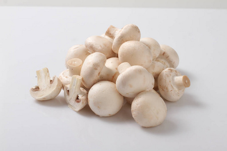 白色背景的蘑菇。