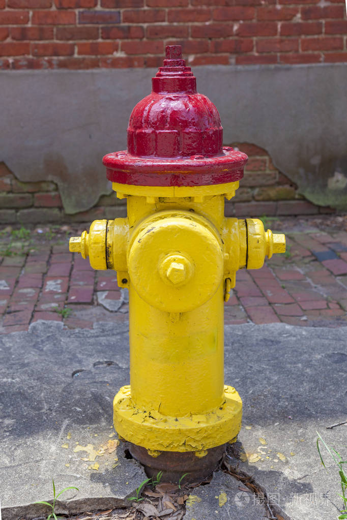 街上的旧彩色消防栓