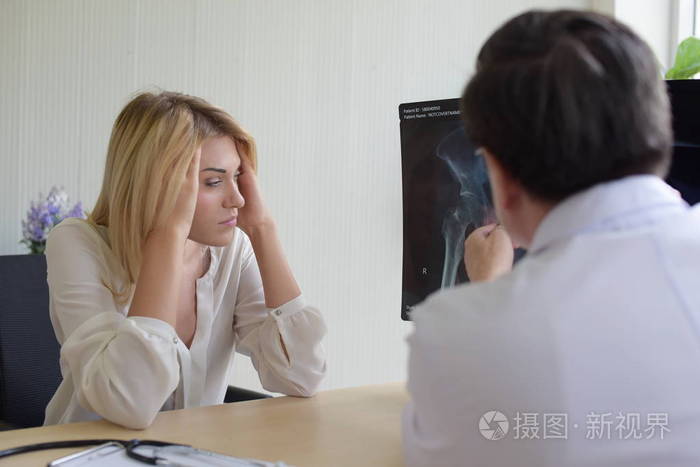 在医院里和精神病医生交谈的女人讨论问题,并找到解决心理健康问题的