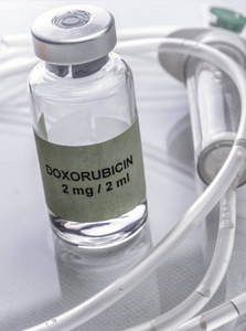 阿霉素小瓶是一种广泛用于医学癌症化疗的药物，放在实验室概念图像的托盘上